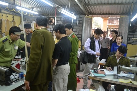 Lực lượng chức năng đã kiểm tra và phát hiện một cơ sở sản xuất quần áo NiKe giả.